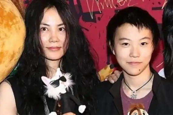 窦靖童是王菲和窦唯的大女儿,从小就有着独特的个性和音乐风格,虽然没