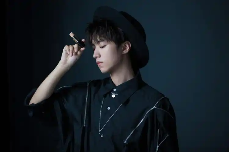 王俊凯蝙蝠袖衬衫,头戴黑色圆帽精致得像娃娃,网友:暗夜王子