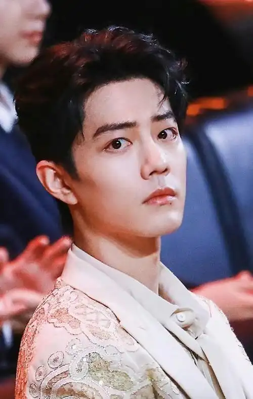 肖战es高定男装首穿,微博之夜神图频出,最后一张小表情萌坏粉丝