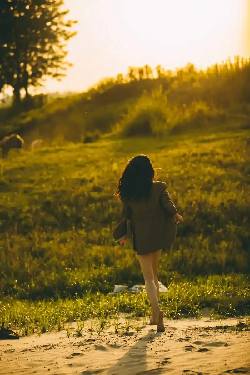 原创作品 #夕阳下的背影 #唯美意境  @摄影师慢时光 夕 - 抖音