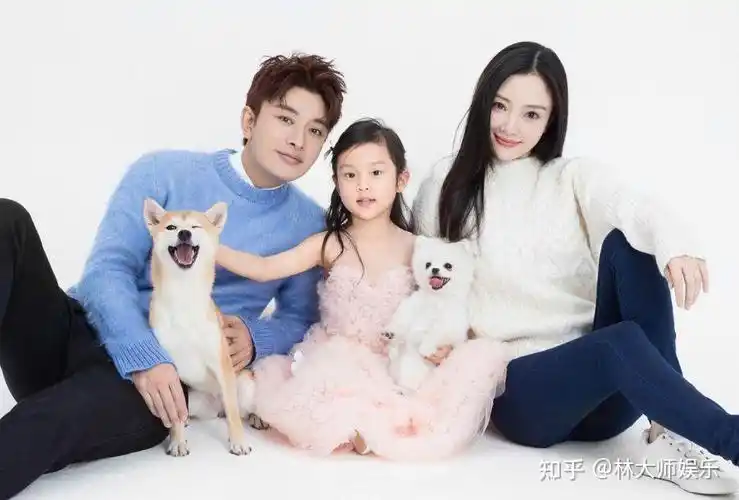 偶遇贾乃亮父女欢乐谷游玩同行女子身份引猜测11岁甜馨像巨星