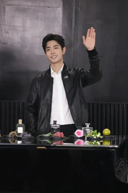 肖战都市摩登大片#肖战今日活动造型来啦,黑色皮衣搭配白衬衫,淙鼢