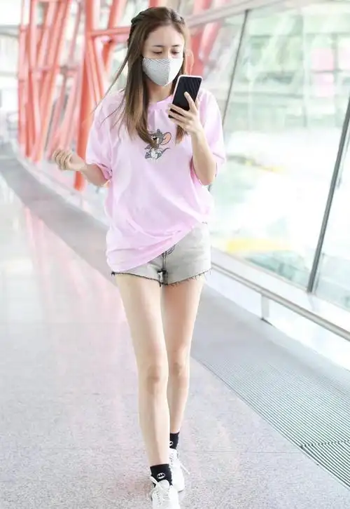 原创王鸥全新公路大片好高级黑t恤配牛仔裤混搭珍珠项链美出天际