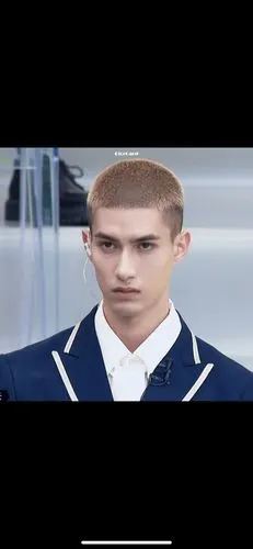 求寸头米卡的帅照