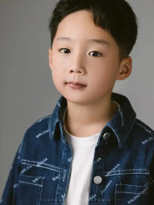 7岁男孩儿肖像