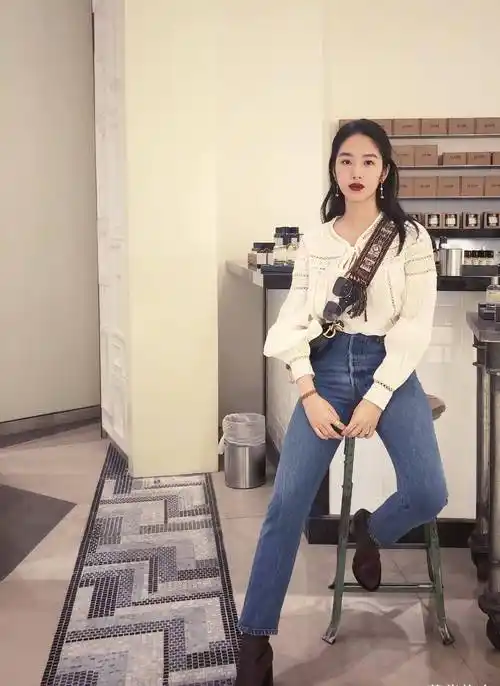 "资源咖"杨采钰的穿搭有时很有心机,温柔风很迷人,时尚慵懒惹人爱,韩