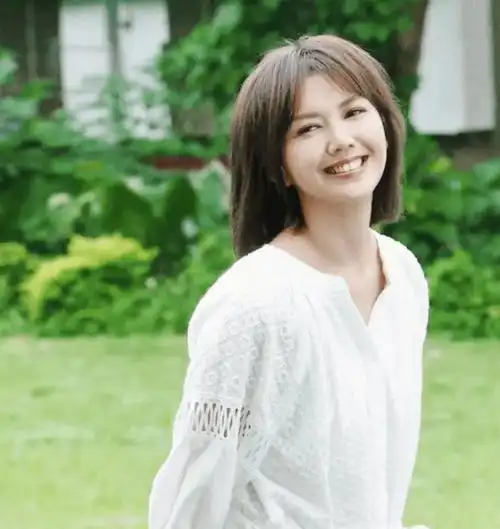 44岁孙燕姿素颜亮相头等舱的,大长腿白皙紧致,坐姿随性不做作_生活