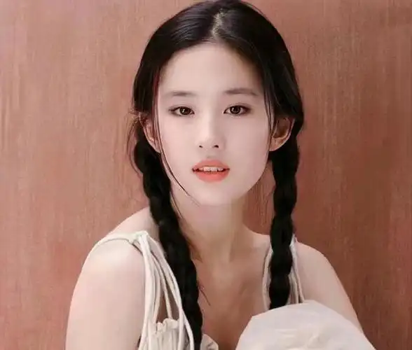 刘亦菲彭冠英背后抱吻戏曝光!评论区炸锅,真实感情经历却很淡