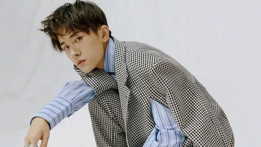 明星易祥千玺明星风尚壁纸1