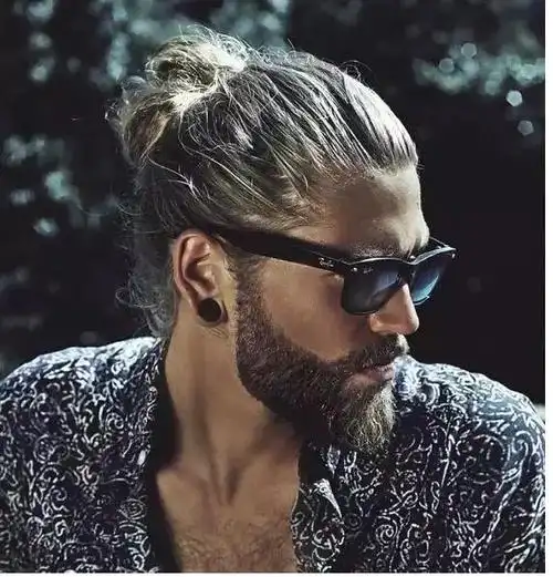 发型| 用长发扎出男士专有的——man bun