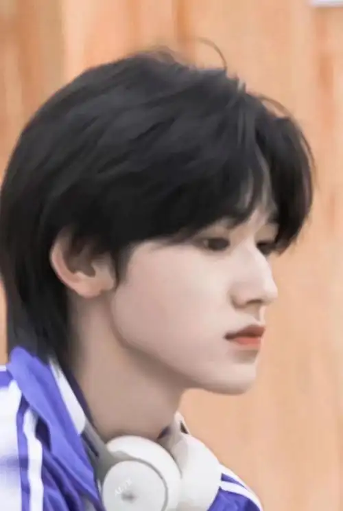 纪語--ai95关注打开新页展开宋亚轩趴在课桌上,将脸埋进臂弯里,只一