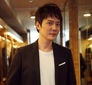 2018年10月16日,赵丽颖,冯绍峰在女方生日当天同时在微博晒出结婚照