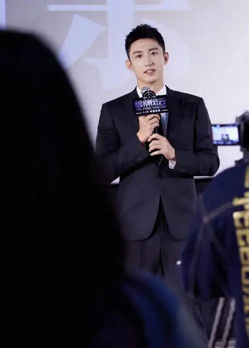 别人路演收花黄景瑜路演收串##想看黄景瑜穿西装吃烧烤