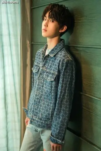 郭俊辰一身清爽牛仔造型少年感十足