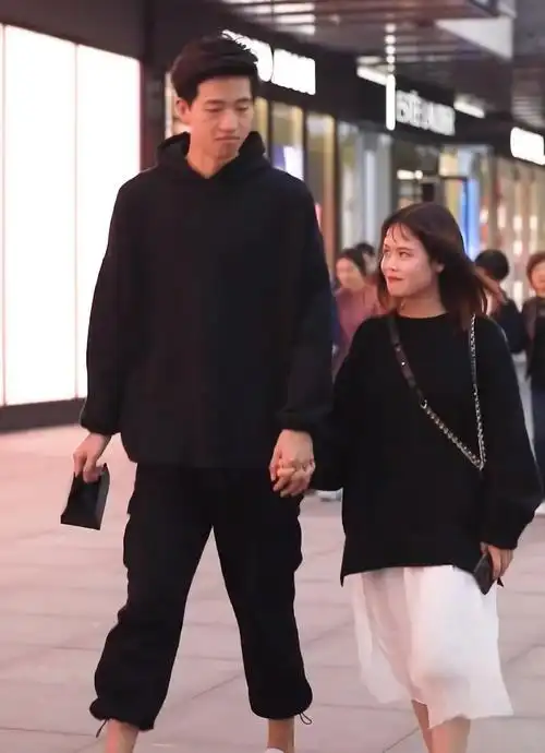 身高差35cm的情侣街拍:女生腿只有男生一半长,这才是爱情!