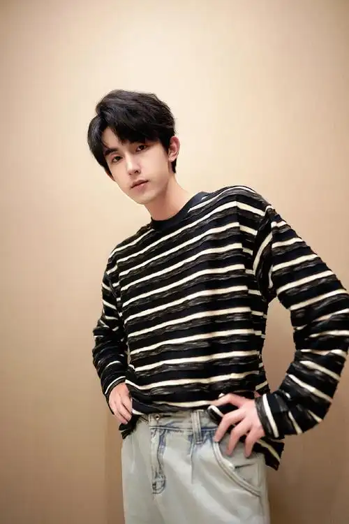 郭俊辰超话#把ootd做成多巴胺壁纸#周一到01小室觉得有必要把