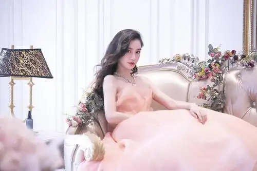 杨颖复古风刺绣纱裙好美,经典盘发韵味雅致,优雅气质亮丽动人