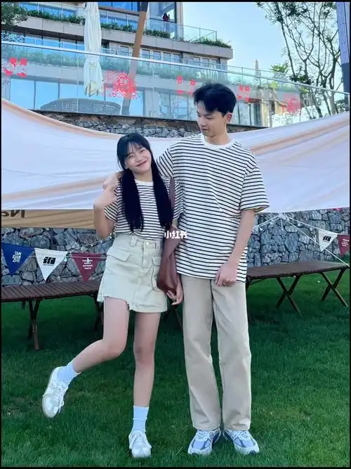 175150谁能拒绝条纹韩系情侣穿搭呢