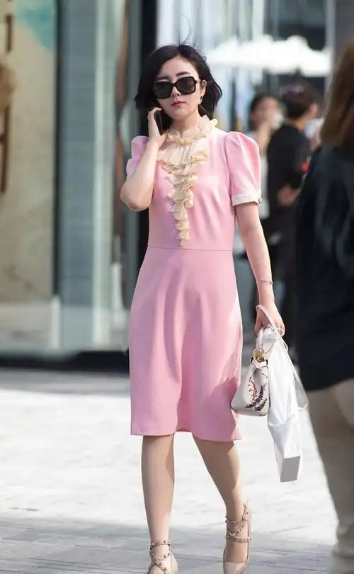 粉色连衣裙搭配铆钉高跟鞋,温婉大方,明艳端庄|粉红色|裸色|裙子|公主