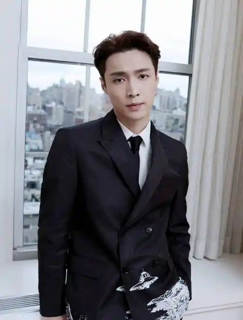 张艺兴走戛纳红毯,穿双排扣西装配帆布鞋,戴耳环帅气又精致_黑色_白色