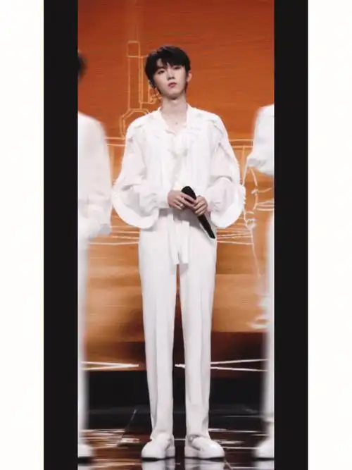 马嘉祺的身材比例真的绝了我直接一个斯哈