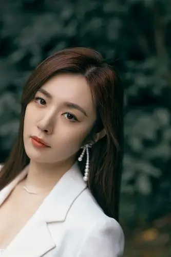 王晓晨森系时尚大片曝光白色西装尽显温婉恬静