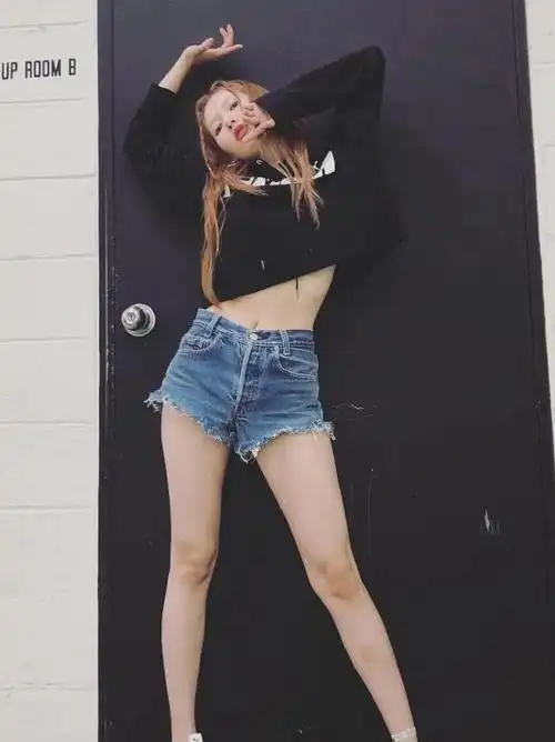 现在流行"老爹鞋 中筒袜",帅气又个性,金泫雅就爱这样秀美腿