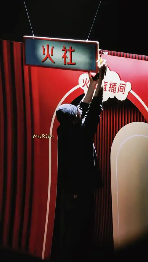 置顶#邓伦#    无数个他为火社忙碌的夜晚  可能不曾都被看到  但在看