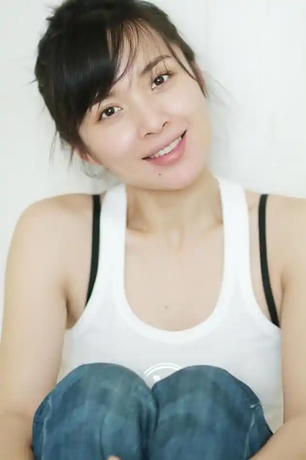 为何41岁靳东会爱上二婚的李佳?看完她的照片就懂了