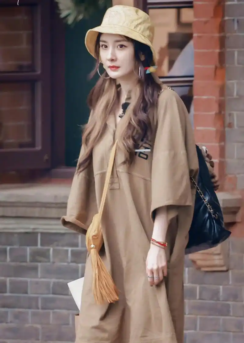 35岁杨幂身材管理太狠,穿短背心秀火辣身材,戴上帽子又秒变甜妹