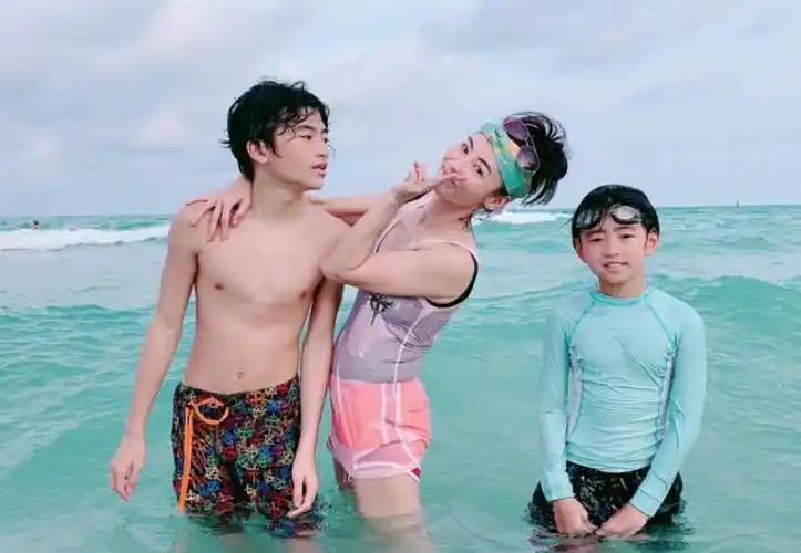 张柏芝儿子lucas照片颜值出众张柏芝生日晒儿子照片