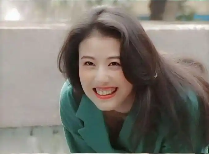 嫁过吕良伟,爱过黎明,53岁周海媚晒爱狗被催生回"与你何干"