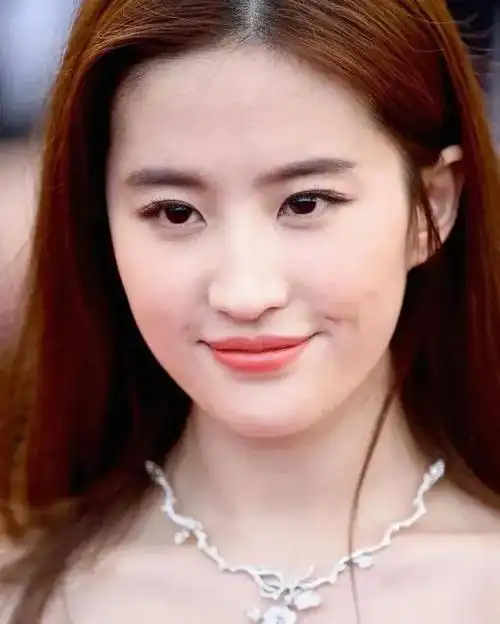 刘亦菲,这位女明星在娱乐圈中被誉为神颜,被人们传为不食人间烟火的