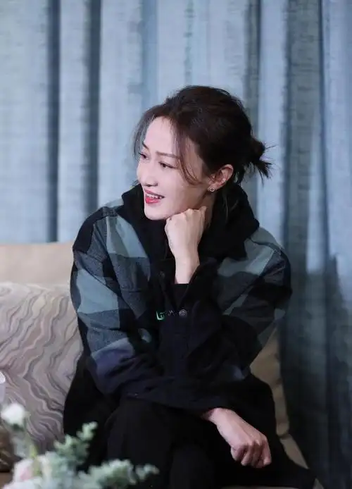 演员赵子琪,聚会时聚来一个老公,两个女儿也幸福