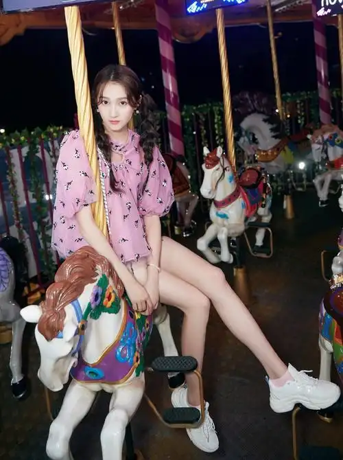 麻花辫造型的关晓彤,气质甜美可爱,穿短裤展现优雅大长腿