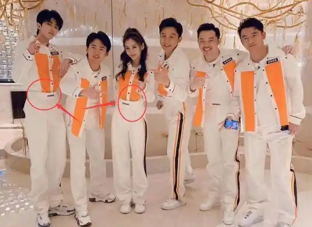 跑男合照:蔡徐坤baby外扎腰,以为单纯抢镜,其实有自己的小心机_综艺