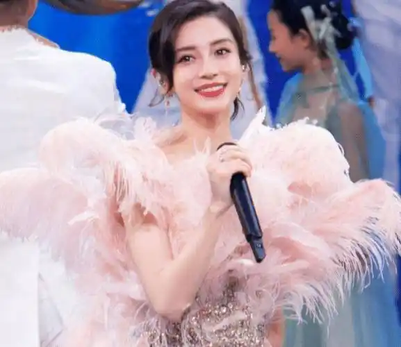 杨颖亮相活动,头小,脸小比例优越,笑起来依然是"饺子下巴"_工作_方面