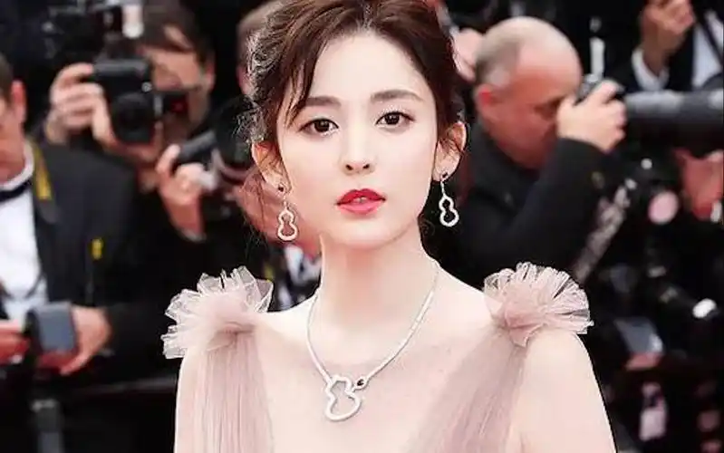 古力娜扎:出道被骂11年,一件事让粉丝彻底看清,小心思不言而喻