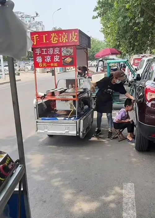 摆摊女子用防丢绳将7岁自闭症儿子拴在腰上:怕他