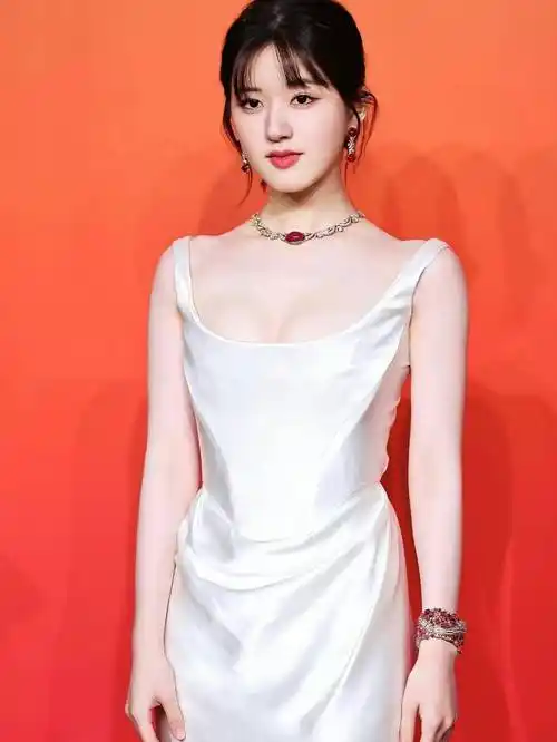 赵露思白色礼服宛如富家千金,美出新高度_气质_宝格丽_珠宝