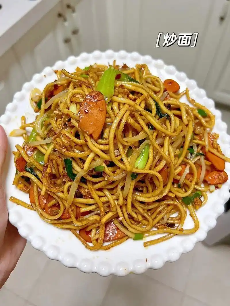 二人食吃炒面吧