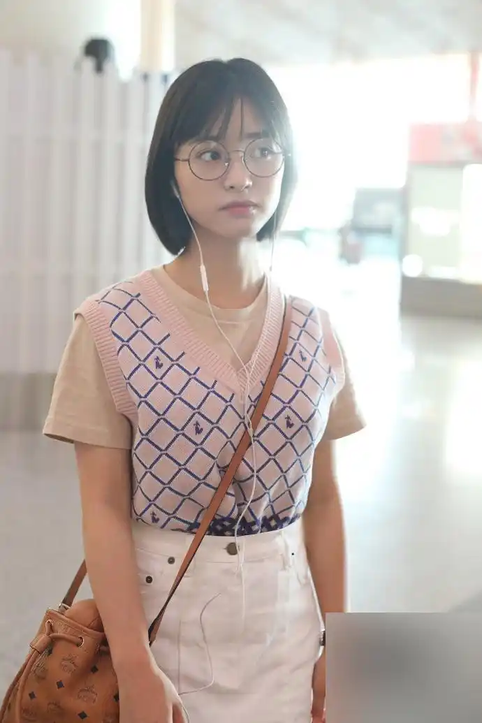 沈月机场终于穿高跟鞋,又瘦又美,总算相信她身高160cm体重90斤