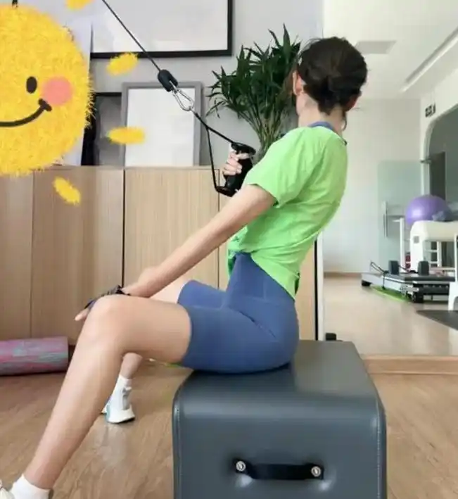 唐艺昕罕晒健身照,穿露腰装秀"巴掌腰"马甲线,脚踝处文身抢镜