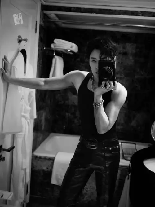 伊周十二月封面人物李汶翰