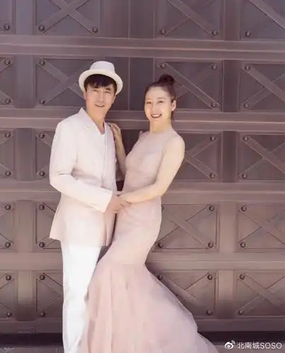 看看范明的豪宅在这张夫妻合影中这庭院堪比花园