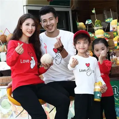 洋泰亲子装 秋装2018新款纯棉圆领比心印花长袖t一家四口亲子套装