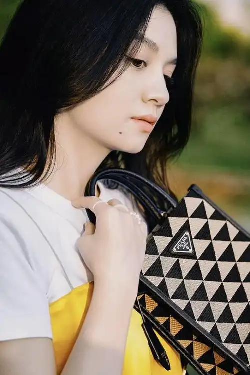 演员春夏发布时尚造型写真 黄裙内搭白t清新减龄好亮眼