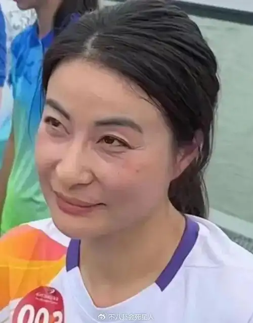 看看她在时装周和女星合照就知道|郭晶晶|富贵|长相_新浪新闻