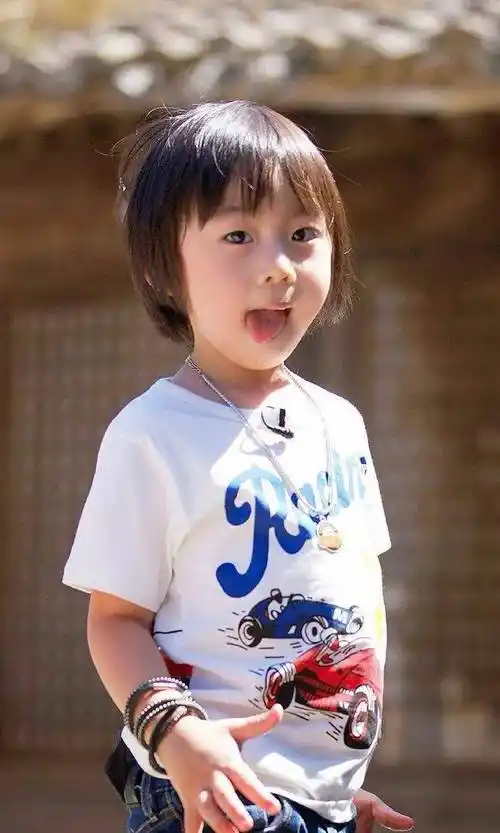 林志颖11岁儿子kimi近照公开,看到真实颜值,网友:难怪不晒了_孩子