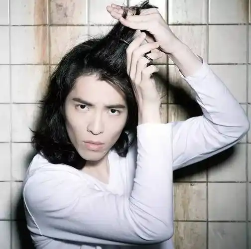 吴亦凡之前留长发染金发确实挺帅的,迷妹很多,但直到凡凡推了个寸头